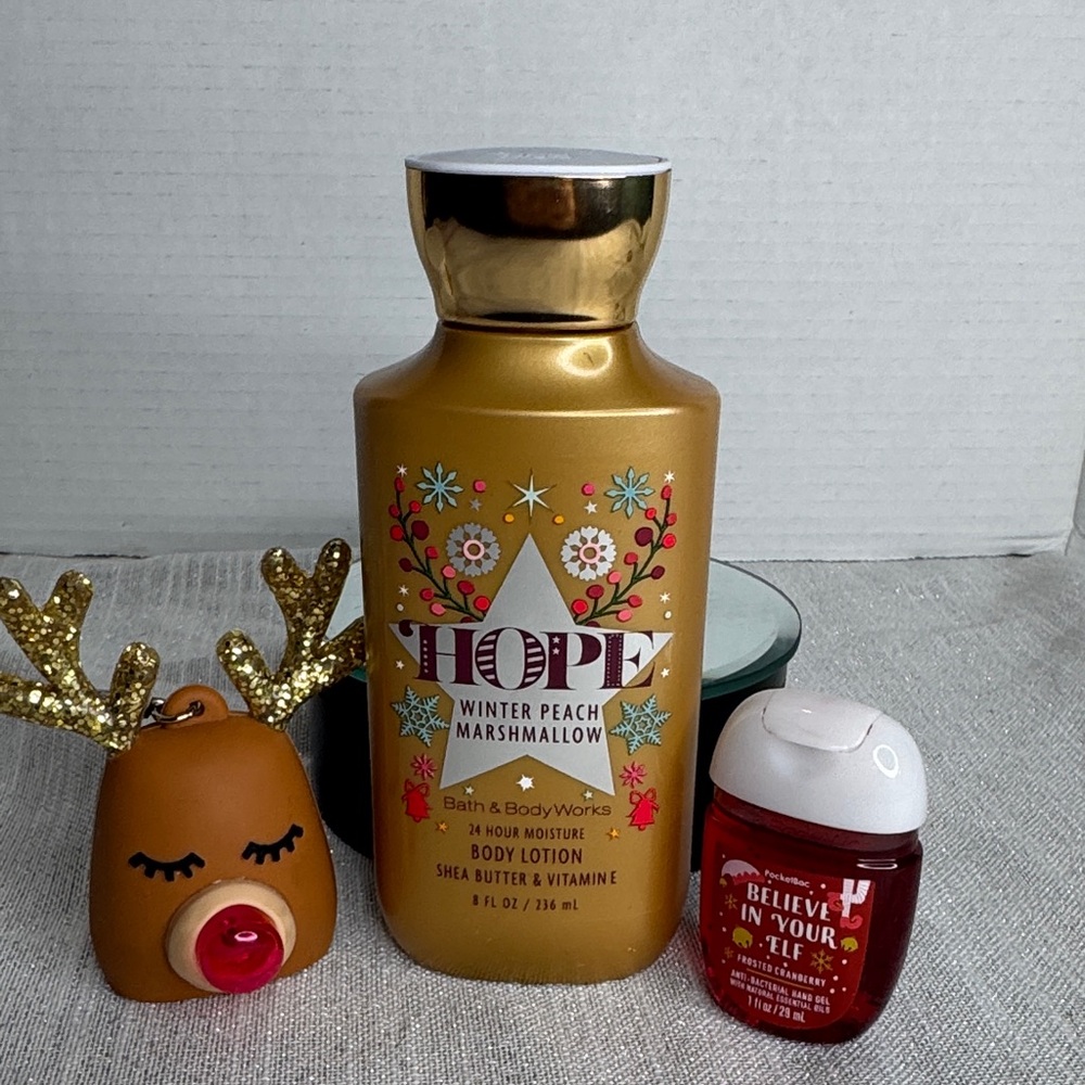 Bath & Body Works GIFT SET Lotion winter peach … keychain and hand sanitizer new